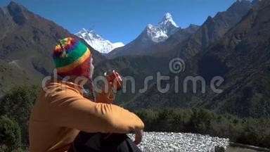 一个人正在山里喝茶